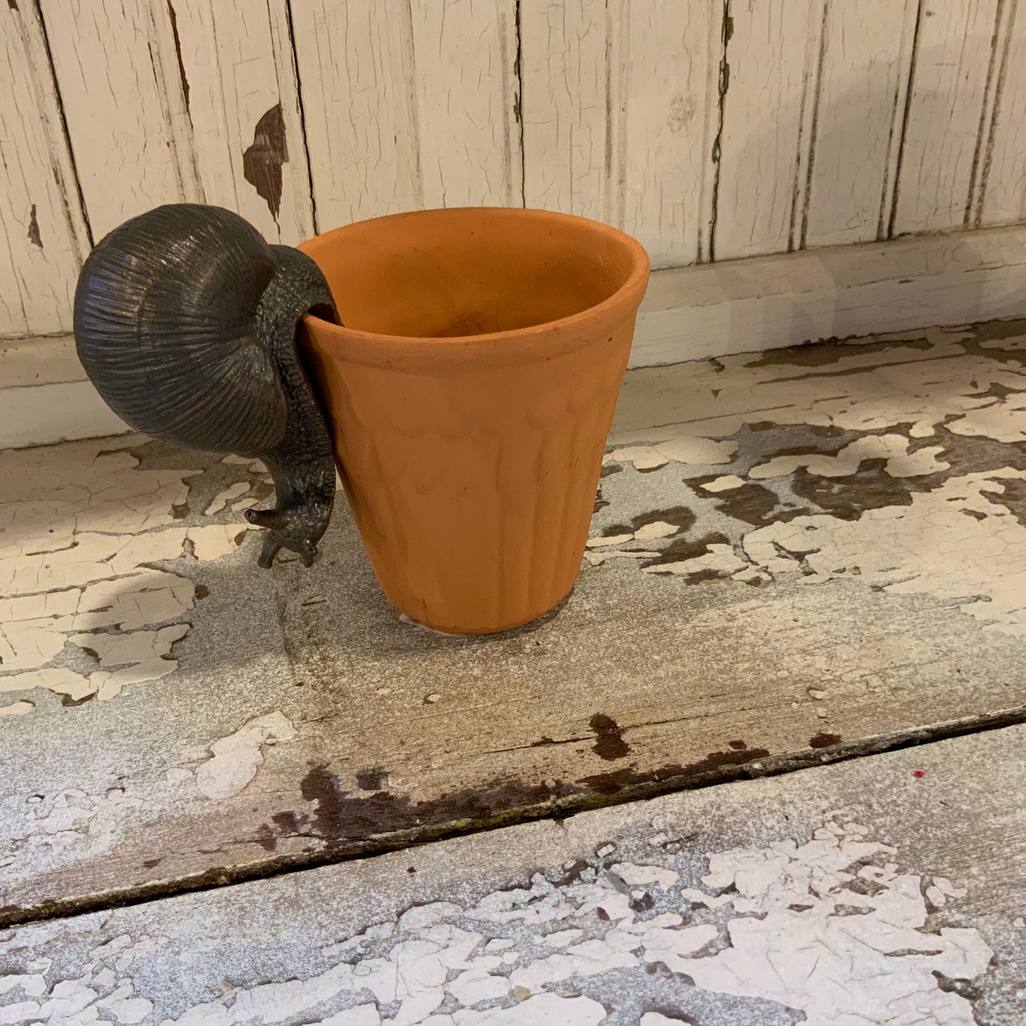 Snail pot hugger