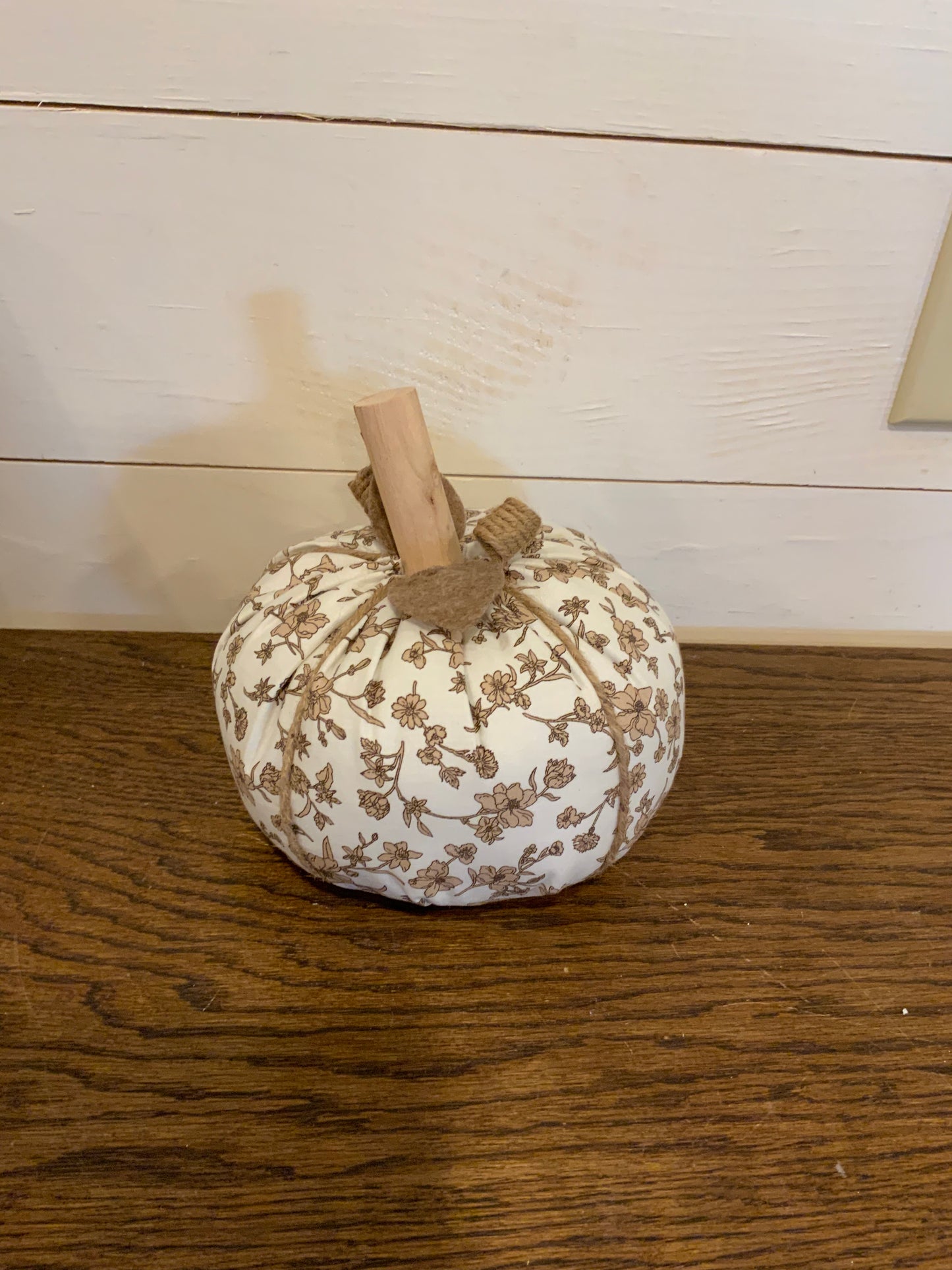 Umber floral pumpkin