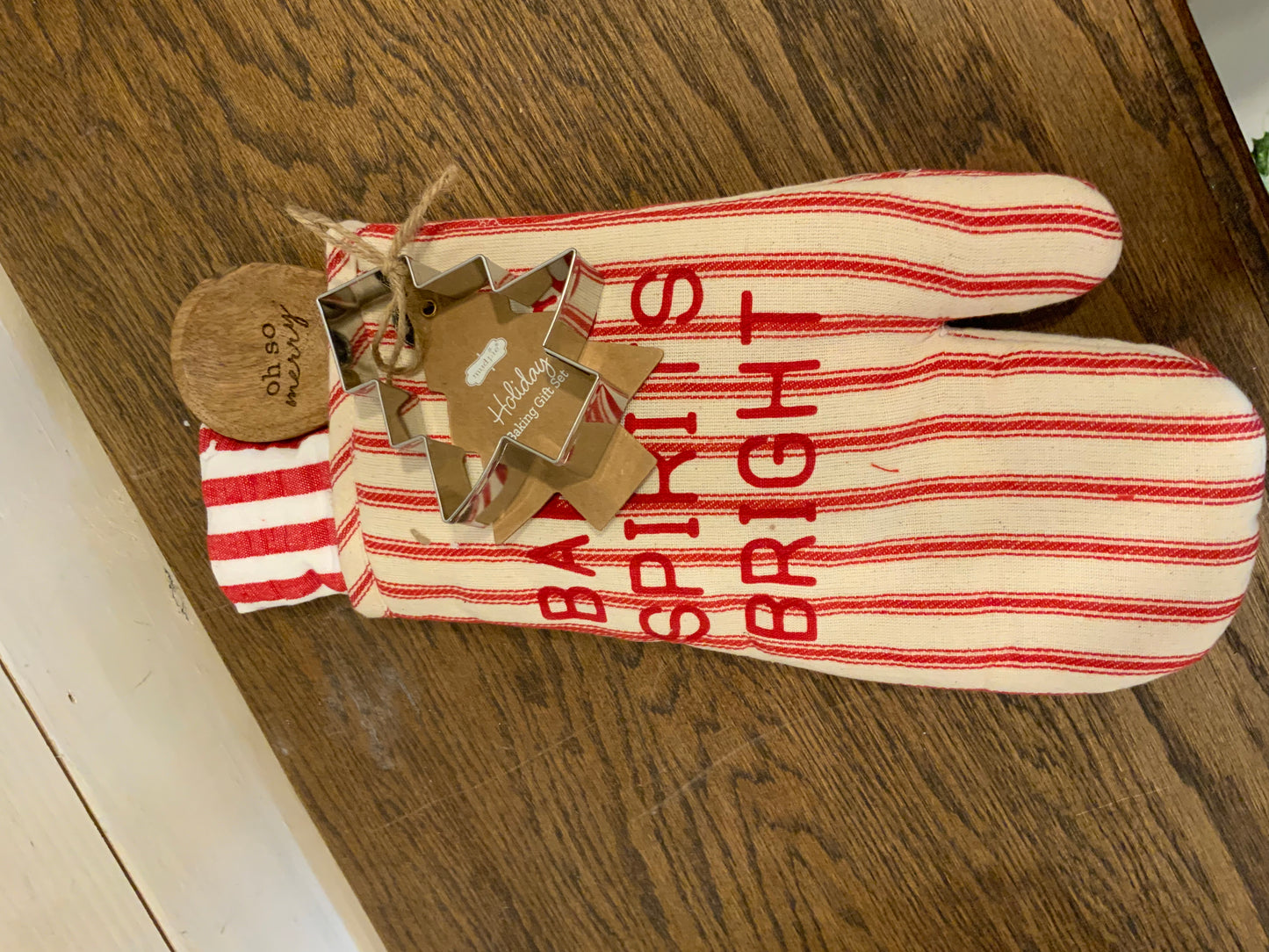 Baking oven mitt set