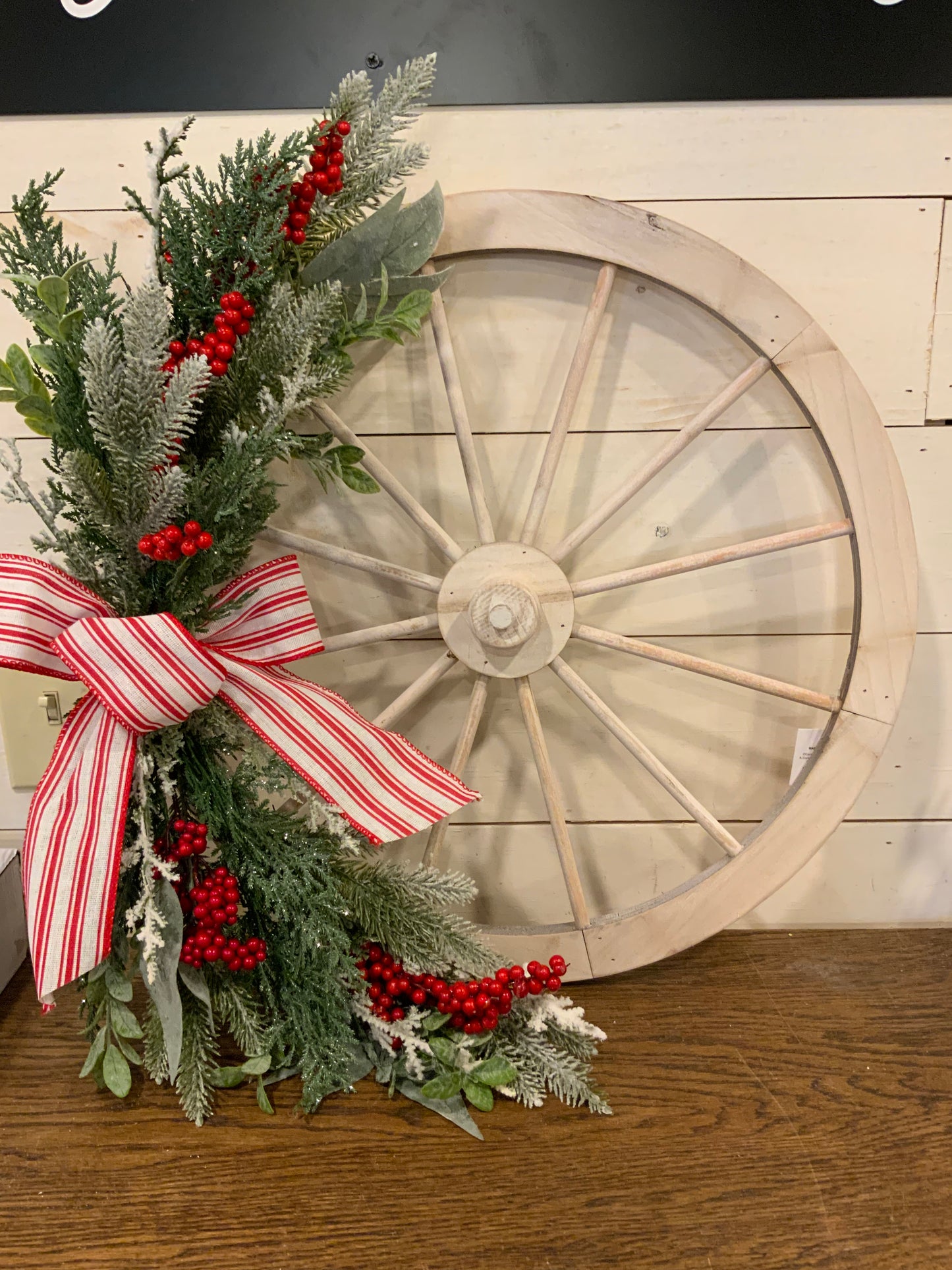 26” wood wagon wheel wall decoration